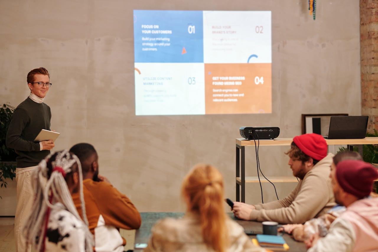 Группа людей обсуждает презентацию на экране